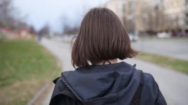 Sokak, ağır çekim el görüntüleri sırt aşağı çekerek kadın arkadan görünüş