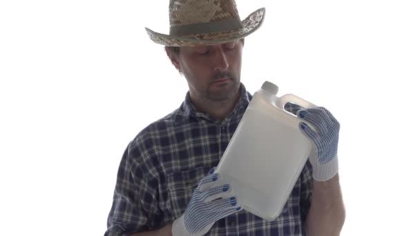 农民接吻含有化学物质的农药罐 用于作物保护 男性农学家竖起大拇指 拿着空白的白色塑料罐 模拟在白色背景上的模拟的视频 — 图库视频影像