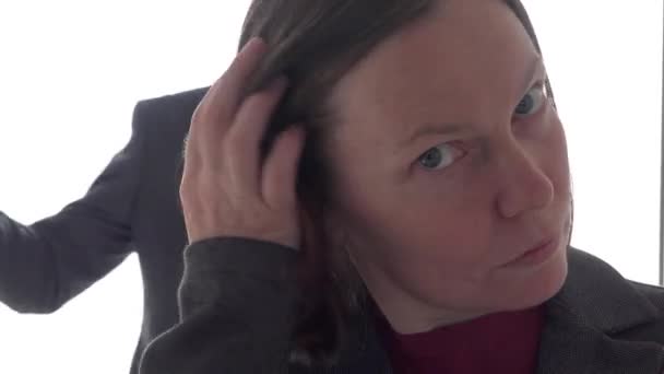 Man Vrouw Krijgen Gekleed Voor Werk Praten Voor Spiegel Vooraanzicht — Stockvideo