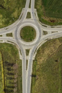 Boş trafik daire dolambaçlı yol kavşağı havadan görünümü