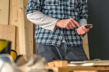 Küçük işletme woodwor Smartphone kullanarak Solopreneur marangoz