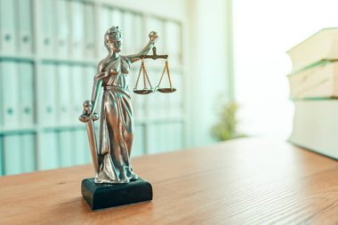 Bayan adalet heykeli hukuk firması bürosunda