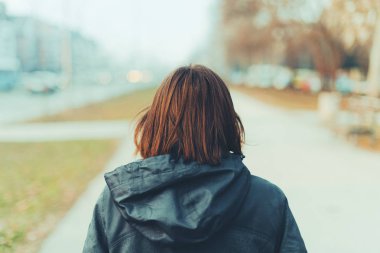 Caddenin üzerinde kadın arkadan görünüş