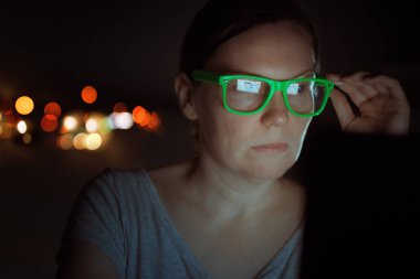 Kadın mesai dizüstü bilgisayar üzerinde gece geç saatte