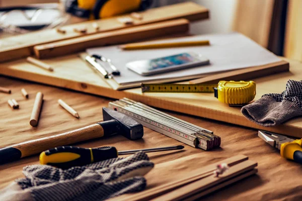 Various tools on carpentry woodwork workshop desk, selective foc — Stock Photo, Image