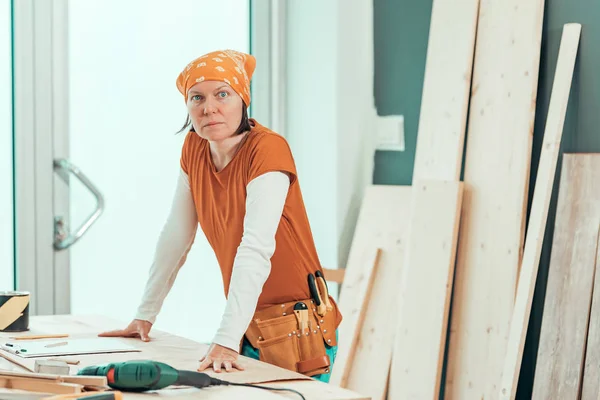 Kadın marangoz ahşap atölyesinde poz bandana ile — Stok fotoğraf