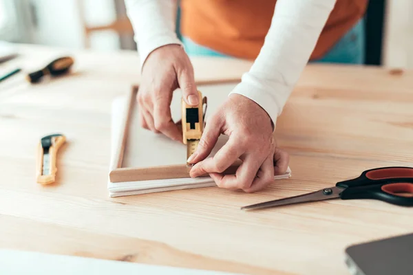 Kadın marangoz teyp Atölyesi resim çerçevesi ölçme — Stok fotoğraf