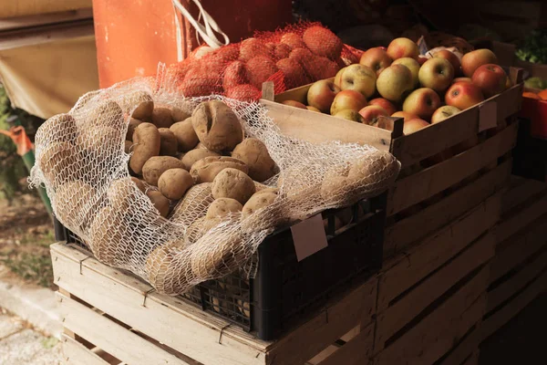 Patate e mele coltivate localmente sul mercato agricolo all'aperto — Foto Stock