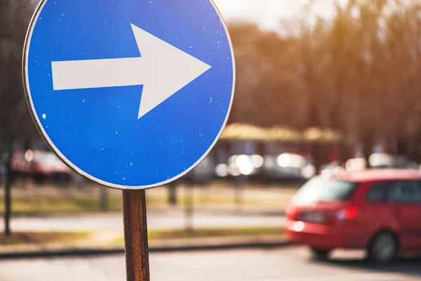 Weiter in Richtung Pfeil-Verkehrszeichen — Stockfoto