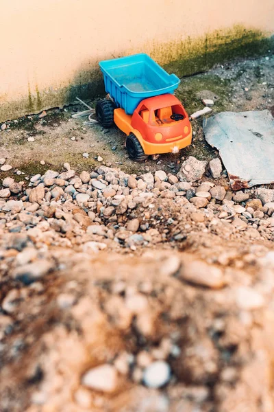 Camião de brinquedo e pilha de cascalho — Fotografia de Stock