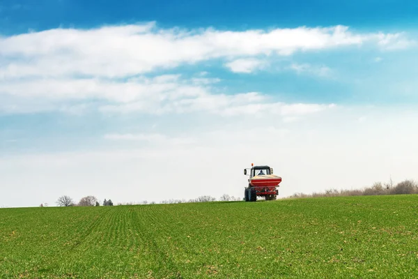 用 Npk 给麦田施肥的农业拖拉机 — 图库照片
