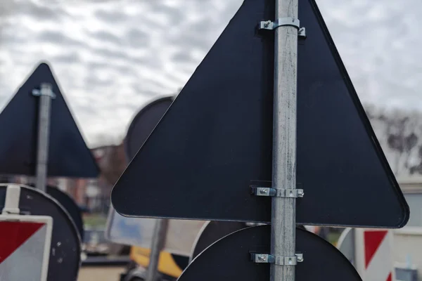 Achteraanzicht van gegroepeerde verkeersborden — Stockfoto