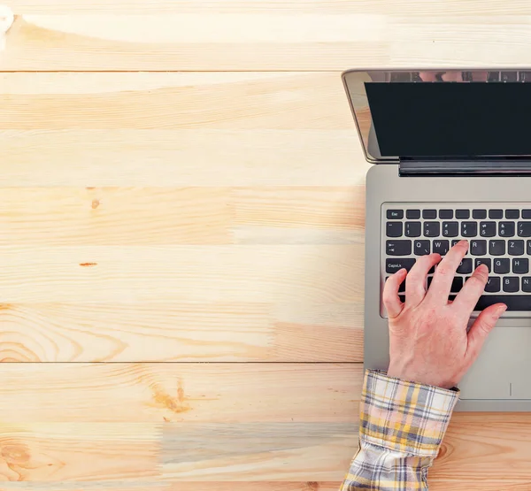 Bovenaanzicht van vrouwelijke handen te typen op het toetsenbord van de computer van de laptop — Stockfoto