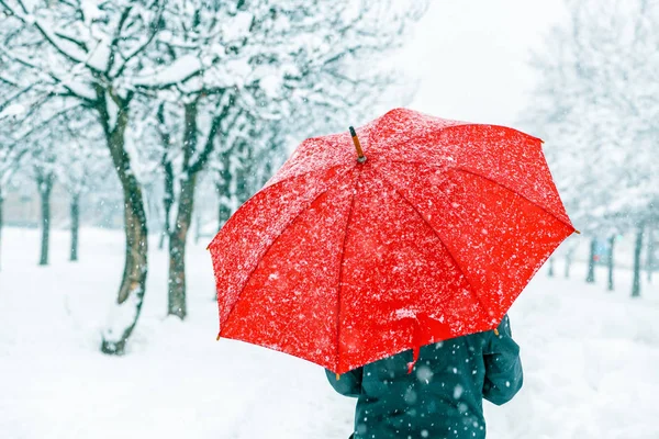 Femme avec parapluie rouge dans la neige — Photo