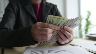 İş kadını ofiste dolar sayma, seçici odak ile el görüntüleri