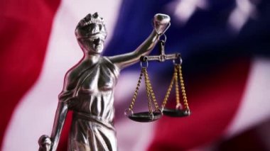 Amerika Birleşik Devletleri Hukuk ve Adalet Bakanlığı, arka planda ABD bayrağı olan Adalet Anıtı