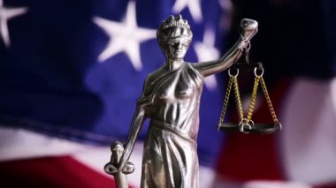 Hukuk ve adalet Amerika Birleşik Devletleri'ndeki bürolarından denetlenmekte, heykel Bayan adalet arka planda, ABD bayrağı ile vurdu kaymak dolly