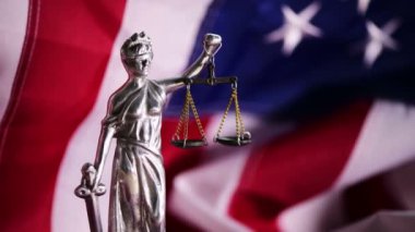 Hukuk ve adalet Amerika Birleşik Devletleri'ndeki bürolarından denetlenmekte, heykel Bayan adalet arka planda, ABD bayrağı ile vurdu kaymak dolly