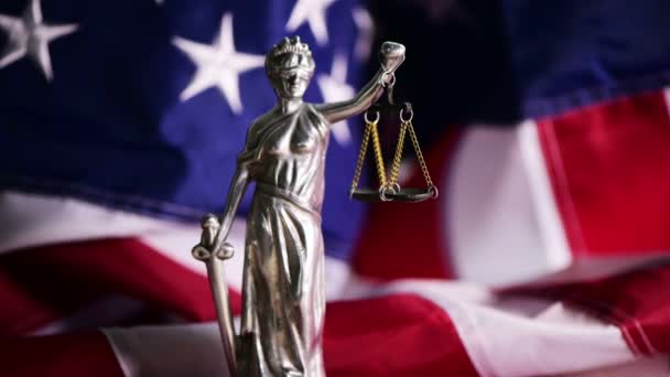 美国的法律和司法 背景为 Usa 国旗的正义女士雕像 洋娃娃滑块镜头 — 图库视频影像
