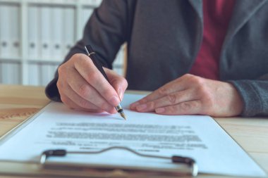 Sözleşme ve iş ortaklığı agreemen imzalama işkadını