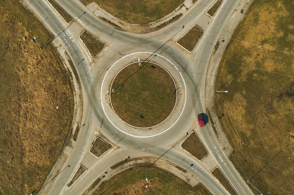 トラフィック サークル ラウンド アバウト交差点の道路のジャンクション、上面の航空写真 — ストック写真