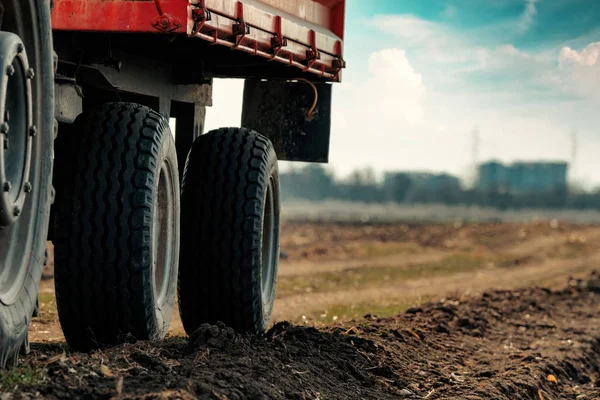 Vecchio trattore agricolo rosso con rimorchio sulla campagna sporca ro — Foto Stock