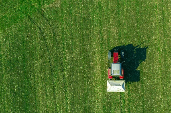 Tractorul agricol fertilizarea terenului de recoltă de grâu cu NPK — Fotografie, imagine de stoc