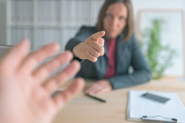 Jefe amenazando empleado con el dedo en la oficina de negocios — Foto de Stock