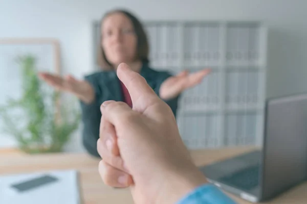 Boss bedreigende werknemer met vinger in kantoor — Stockfoto
