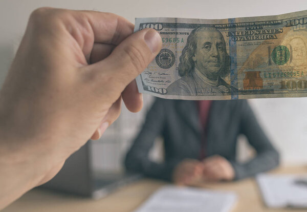 Бизнес подкупает деньги и коррупцию
