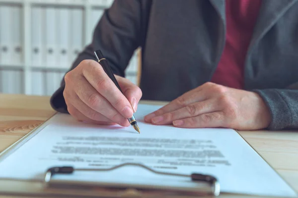 Affärskvinna underteckna kontrakt och business partnerskaps överenskommelsen — Stockfoto