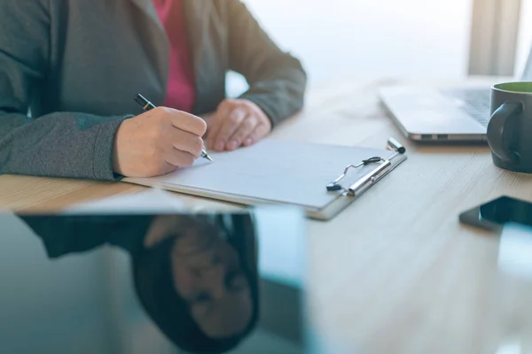 Zakenvrouw ondertekening contract overeenkomst — Stockfoto