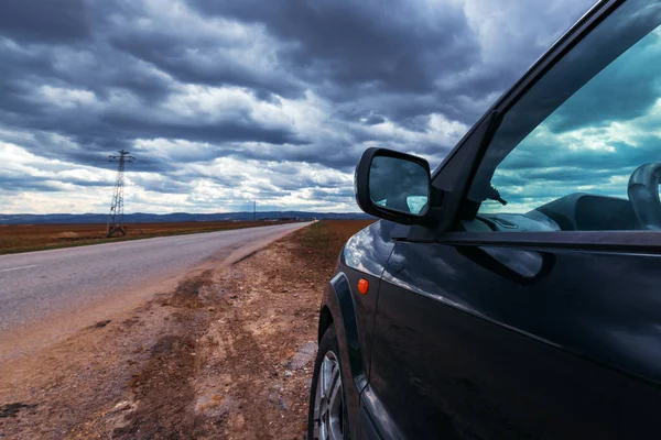 깨진된 자동차 폭풍우 치는 날에는로 의해 중지 — 스톡 사진