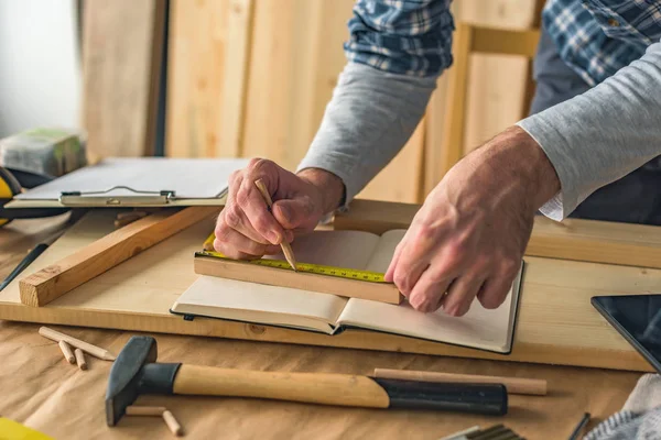 Falegname che fa cornice in officina — Foto Stock