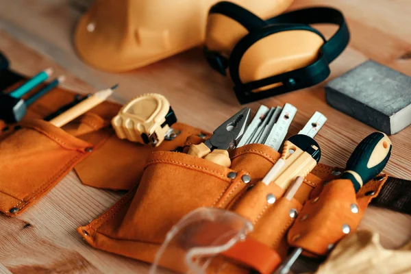 Lãs de carpintaria e equipamentos de proteção na mesa — Fotografia de Stock