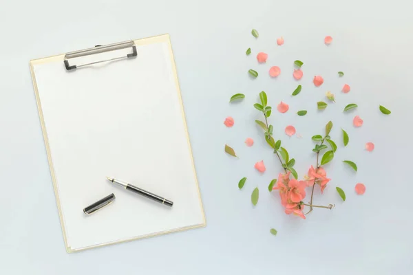 Blankt papper på Urklipp anteckningsblock med blomdekor — Stockfoto