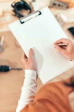 Kadın marangoz DIY project notları yazma