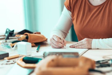Kendi kendine çalışan kadın marangoz Project notları yazma