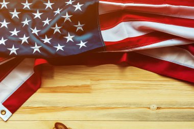 Bize ahşap arka plan üzerinde Amerikan bayrağı ile Anma Günü