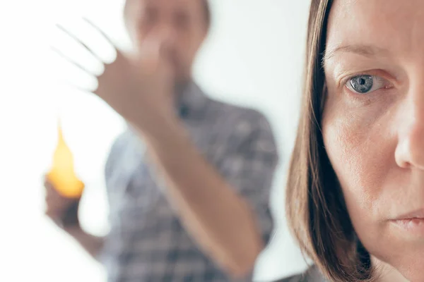 Drunk man drinking beer and arguing with his wife — Stock Photo, Image