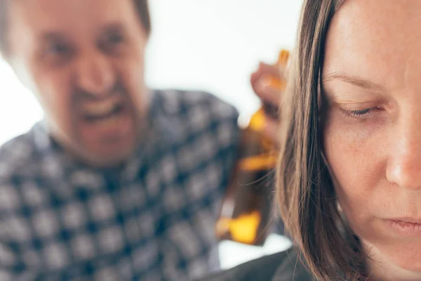 Drunk man drinking beer and arguing with his wife — Stock Photo, Image