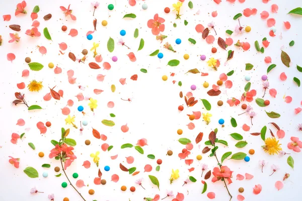 Sfondo pasquale colorato con decorazione floreale vista dall'alto — Foto Stock