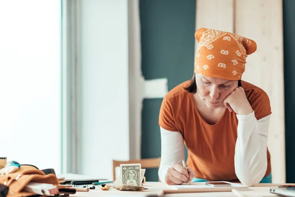 Falegname femminile con problemi finanziari — Foto Stock