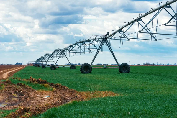 Center pivot irrigation system in wheat field — Stock Photo, Image