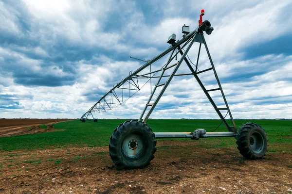 Sistema de irrigação pivô central no campo de trigo — Fotografia de Stock