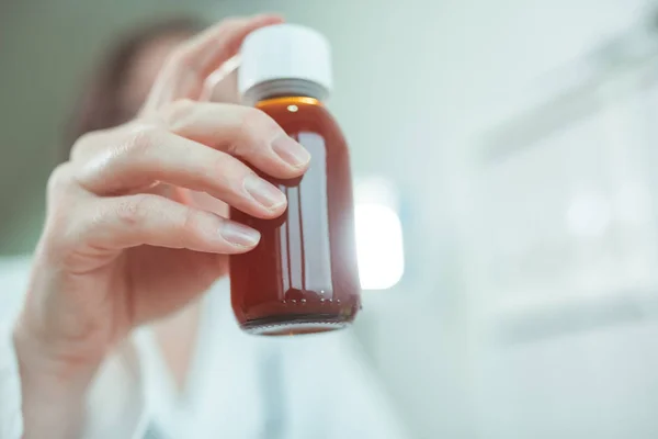 Kinderarzt empfiehlt Paracetamol-Sirup zur medizinischen Behandlung — Stockfoto