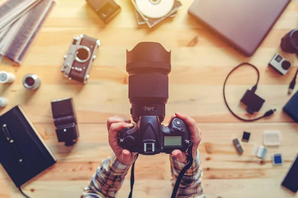 Visão superior do fotógrafo feminino segurando câmera digital — Fotografia de Stock
