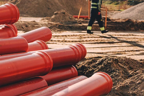 Tubos de alcantarillado de plástico en el sitio de construcción para reparar — Foto de Stock