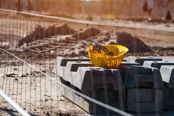 Żółty kask ochronny na placu budowy — Zdjęcie stockowe