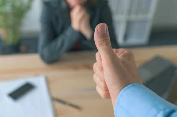 Satisfied boss gesturing thumbs up to female employee — Stock Photo, Image